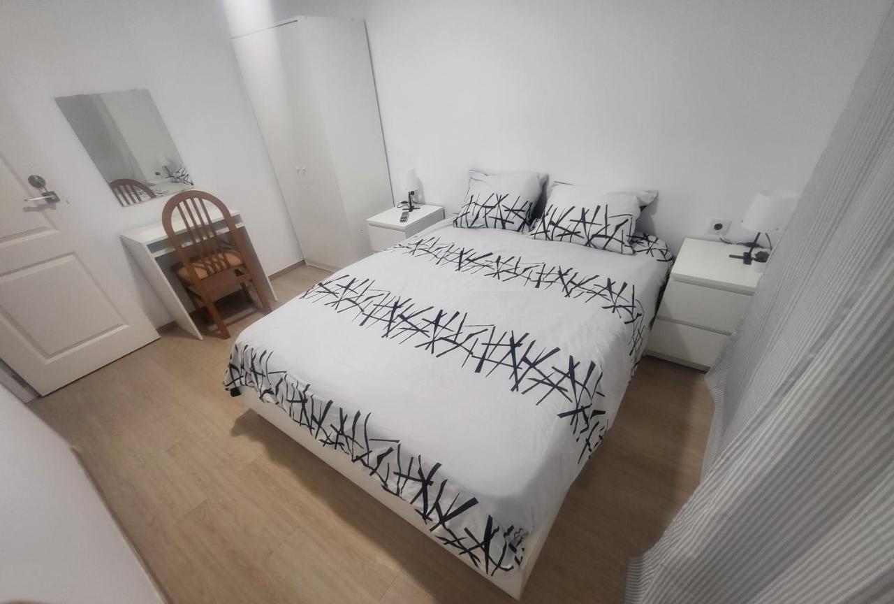 Habitaciones Con Bano Compartido En Bonito Apartamento En Badalona Luaran gambar