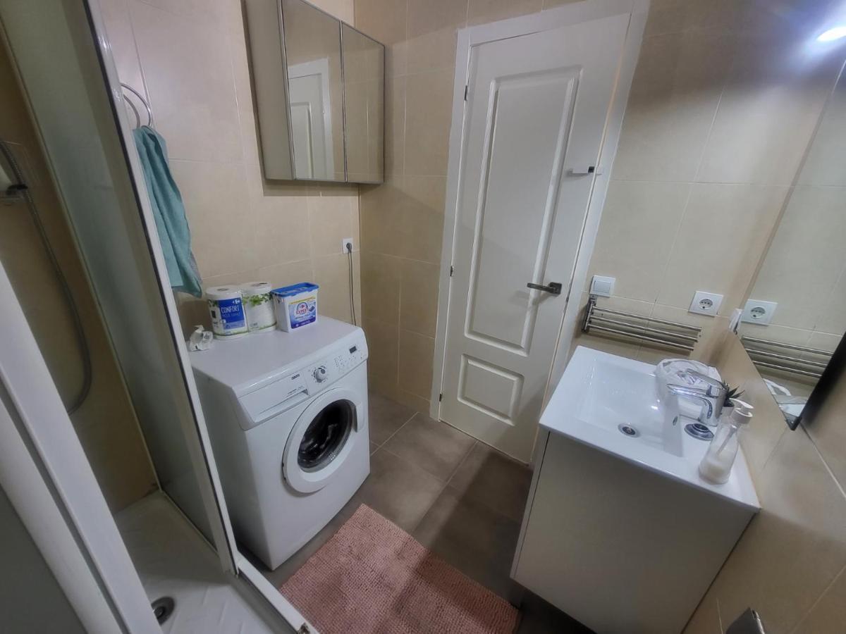 Habitaciones Con Bano Compartido En Bonito Apartamento En Badalona Luaran gambar