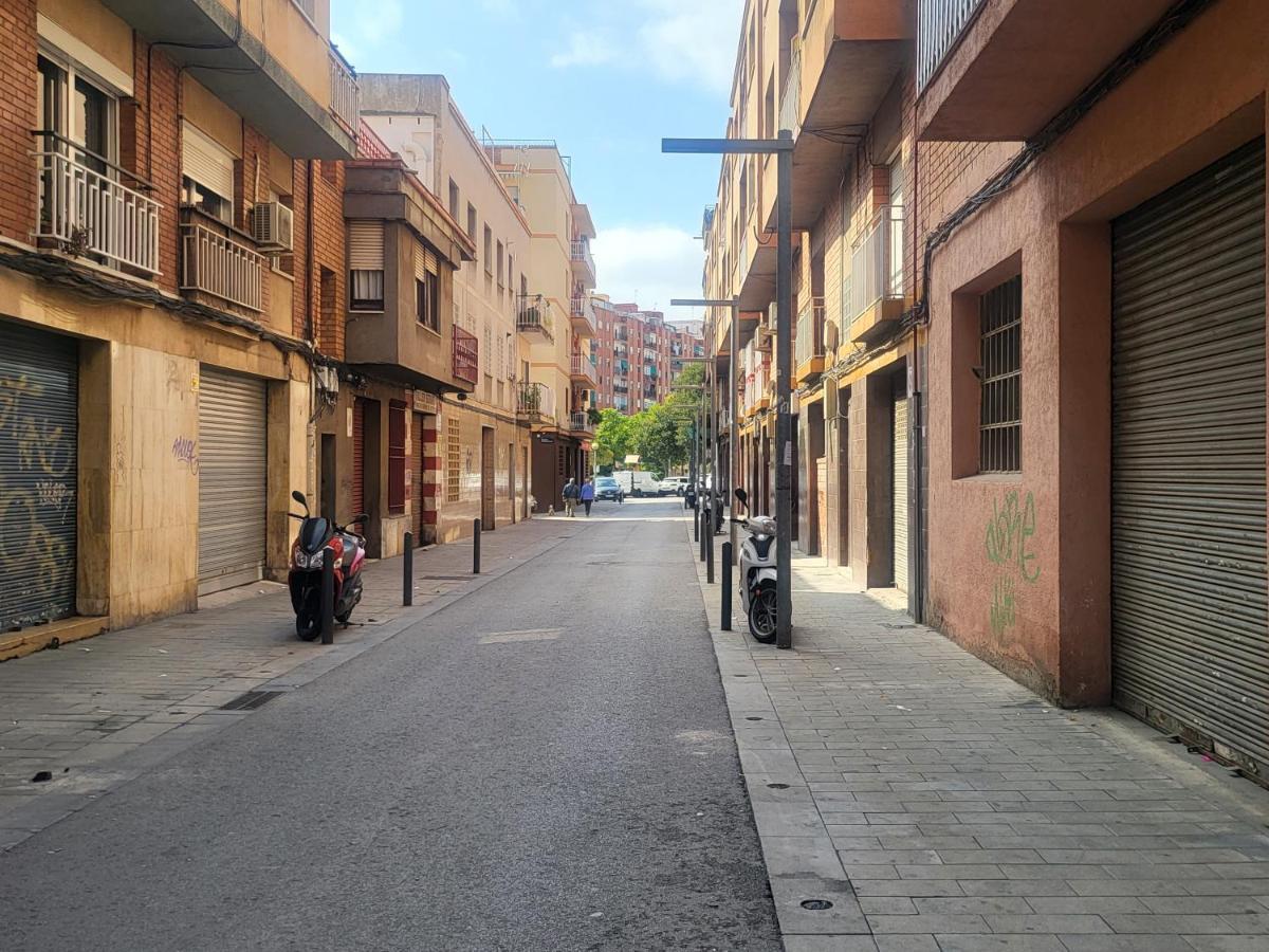 Habitaciones Con Bano Compartido En Bonito Apartamento En Badalona Luaran gambar